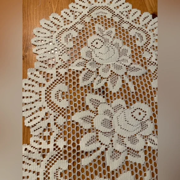 Heritage Lace, Vintage Rose Table Runner, Approx 32x15”, Great Condition - Picture 6 of 11